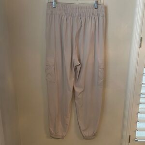 Vuori Cargo Jogger Pants in Taupe (Women’s Size L)